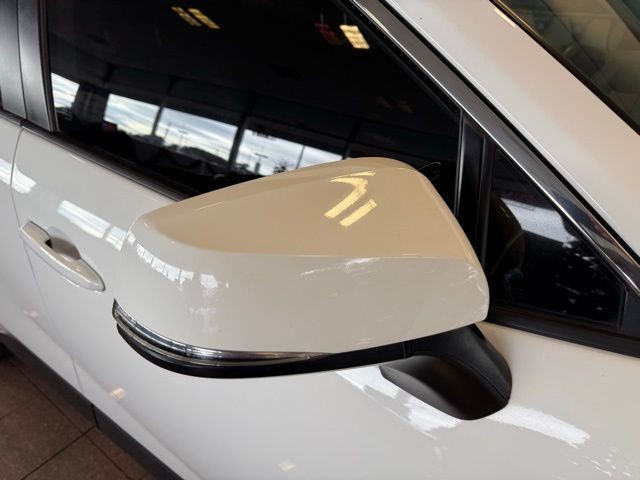 Toyota RAV4 Vehicle Full-screen Gallery Image 11