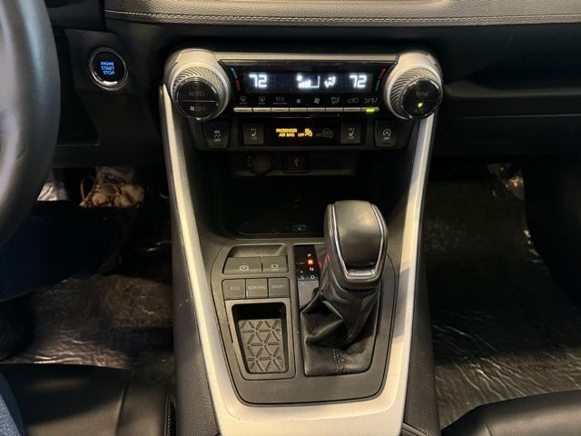 Toyota RAV4 Vehicle Full-screen Gallery Image 15