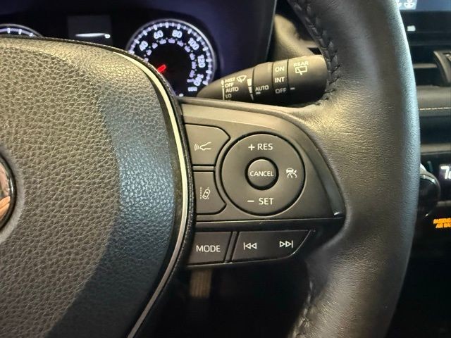 Toyota RAV4 Vehicle Full-screen Gallery Image 16