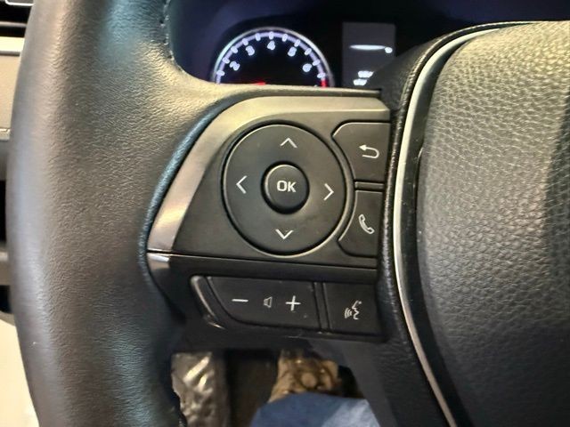 Toyota RAV4 Vehicle Full-screen Gallery Image 17