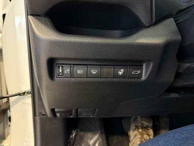 Toyota RAV4 Vehicle Full-screen Gallery Image 18