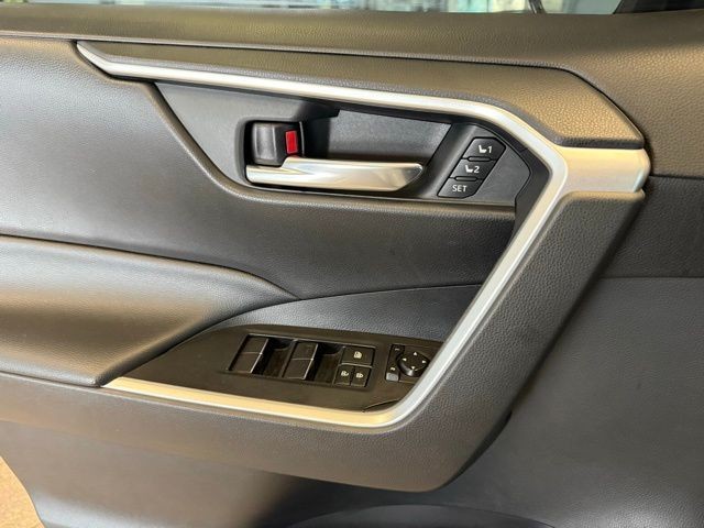 Toyota RAV4 Vehicle Full-screen Gallery Image 19