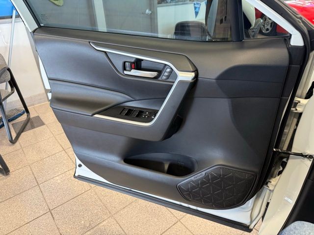 Toyota RAV4 Vehicle Full-screen Gallery Image 20