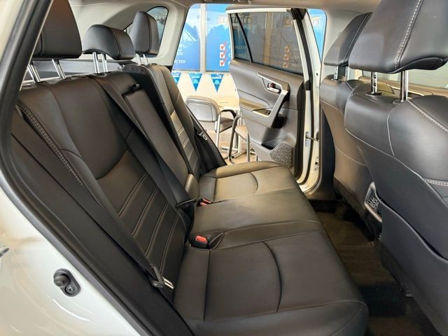 Toyota RAV4 Vehicle Full-screen Gallery Image 22