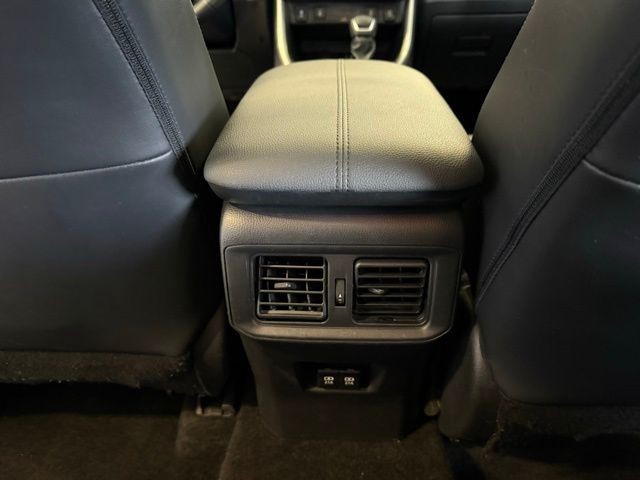 Toyota RAV4 Vehicle Full-screen Gallery Image 23