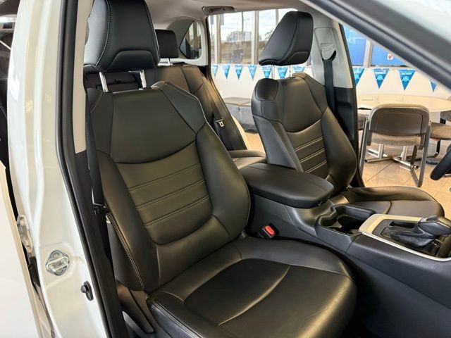 Toyota RAV4 Vehicle Full-screen Gallery Image 25