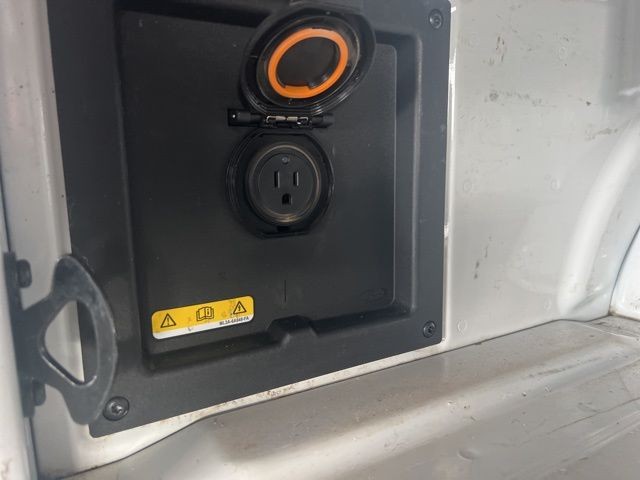 Ford F-150 Vehicle Full-screen Gallery Image 12