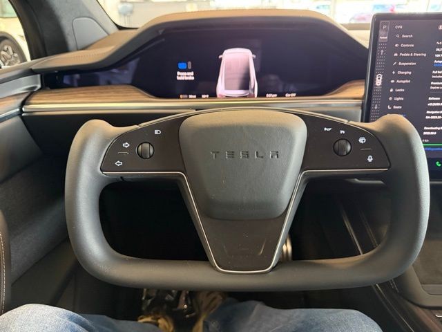 Tesla Model X Vehicle Full-screen Gallery Image 14