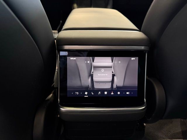 Tesla Model X Vehicle Full-screen Gallery Image 17
