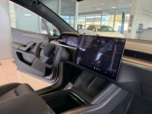 Tesla Model X Vehicle Full-screen Gallery Image 24
