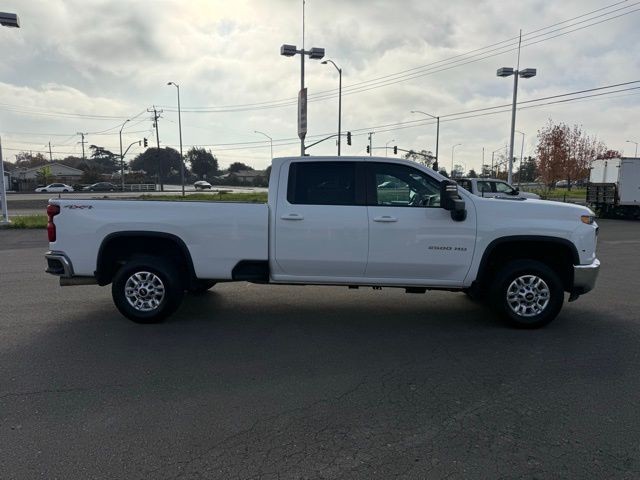 Chevrolet Silverado 2500HD Vehicle Full-screen Gallery Image 04