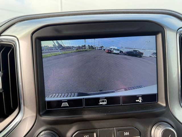 Chevrolet Silverado 2500HD Vehicle Full-screen Gallery Image 19