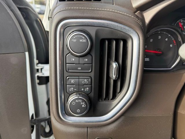 Chevrolet Silverado 2500HD Vehicle Full-screen Gallery Image 23