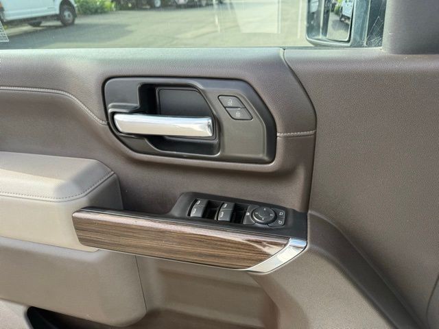 Chevrolet Silverado 2500HD Vehicle Full-screen Gallery Image 24