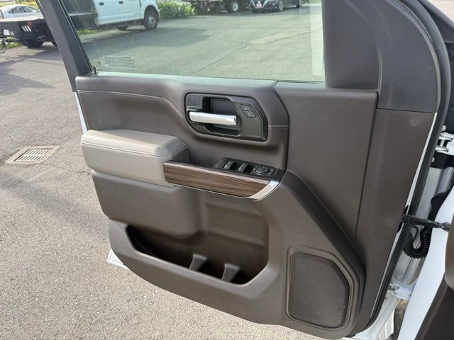 Chevrolet Silverado 2500HD Vehicle Full-screen Gallery Image 25