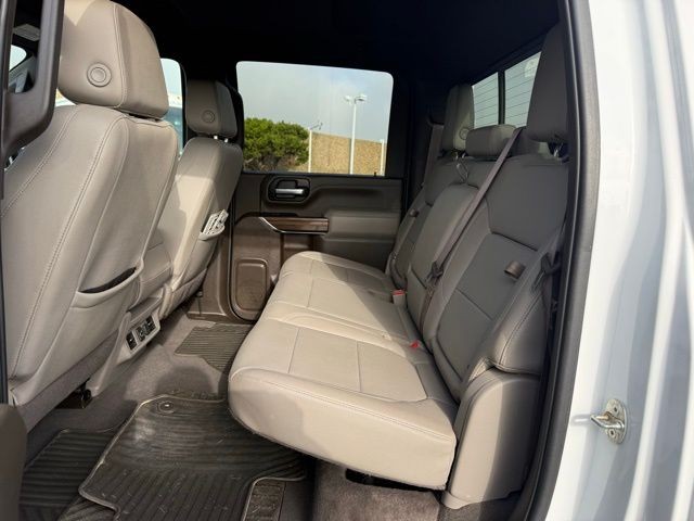 Chevrolet Silverado 2500HD Vehicle Full-screen Gallery Image 26