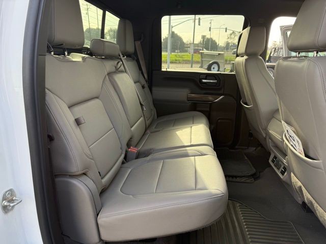 Chevrolet Silverado 2500HD Vehicle Full-screen Gallery Image 28