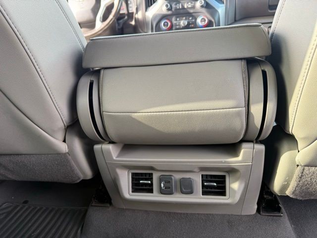 Chevrolet Silverado 2500HD Vehicle Full-screen Gallery Image 29