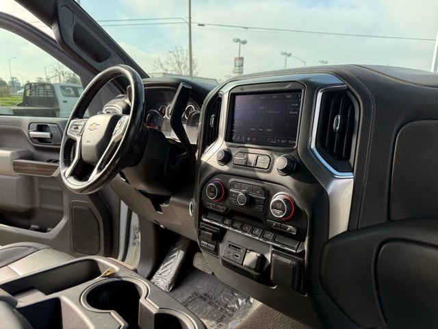 Chevrolet Silverado 2500HD Vehicle Full-screen Gallery Image 32