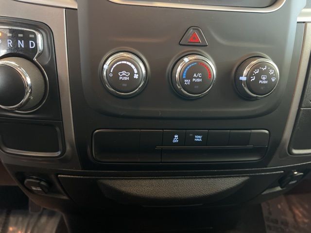 Ram 1500 Classic Vehicle Full-screen Gallery Image 26