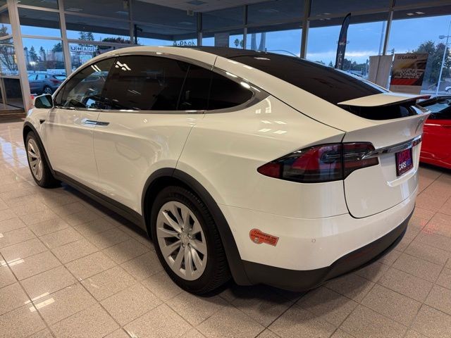 Tesla Model X Vehicle Full-screen Gallery Image 05