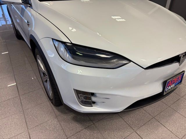Tesla Model X Vehicle Full-screen Gallery Image 08