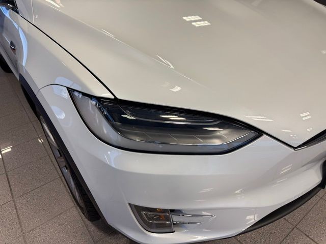 Tesla Model X Vehicle Full-screen Gallery Image 09