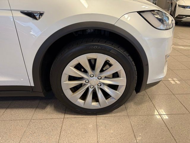 Tesla Model X Vehicle Full-screen Gallery Image 10