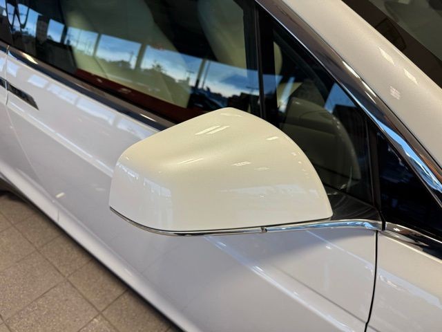 Tesla Model X Vehicle Full-screen Gallery Image 11