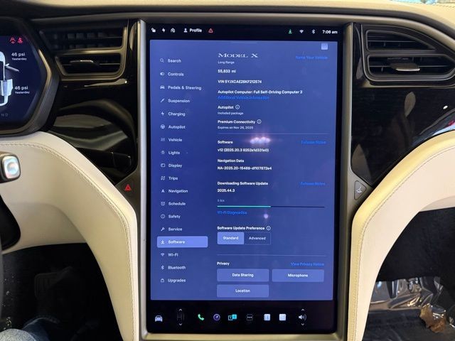 Tesla Model X Vehicle Full-screen Gallery Image 13