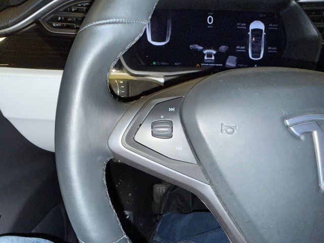 Tesla Model X Vehicle Full-screen Gallery Image 17