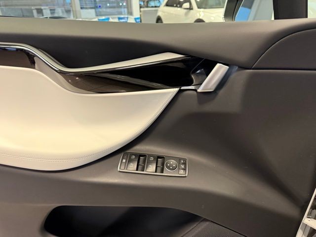 Tesla Model X Vehicle Full-screen Gallery Image 18