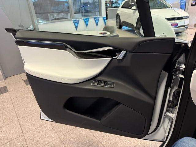 Tesla Model X Vehicle Full-screen Gallery Image 19