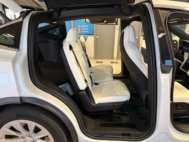 Tesla Model X Vehicle Full-screen Gallery Image 21