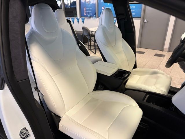 Tesla Model X Vehicle Full-screen Gallery Image 22