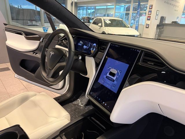Tesla Model X Vehicle Full-screen Gallery Image 25