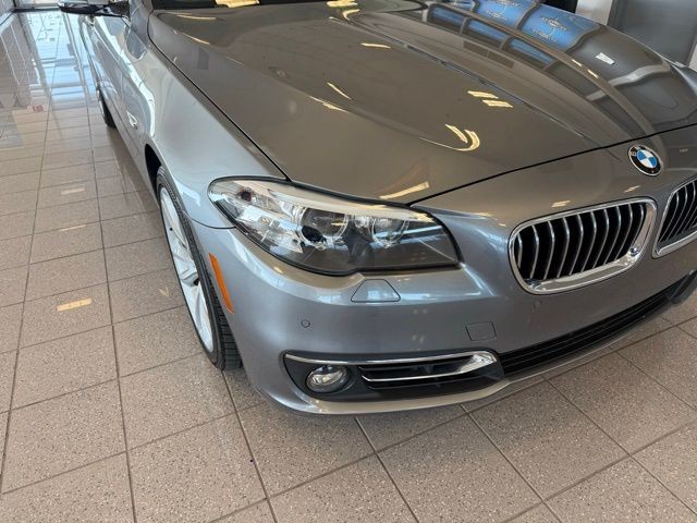 BMW 5 Series Vehicle Full-screen Gallery Image 08