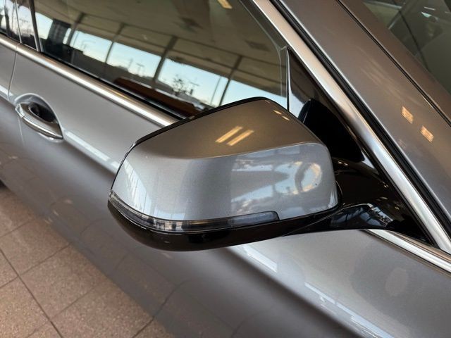 BMW 5 Series Vehicle Full-screen Gallery Image 11