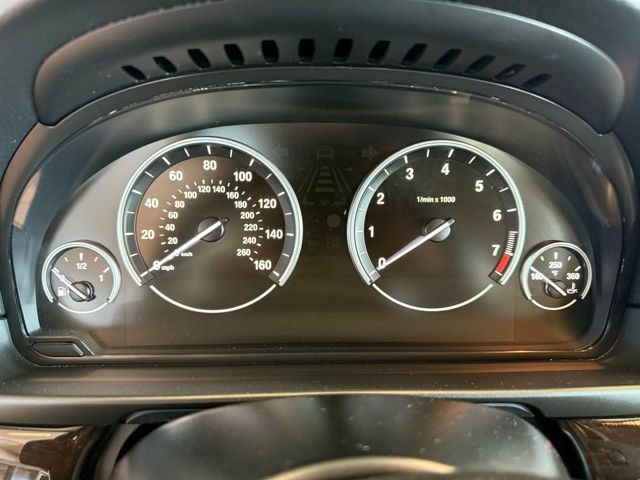 BMW 5 Series Vehicle Full-screen Gallery Image 13