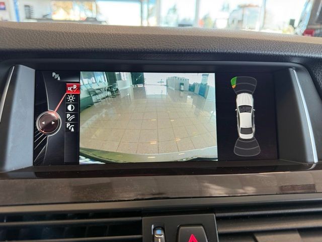 BMW 5 Series Vehicle Full-screen Gallery Image 14