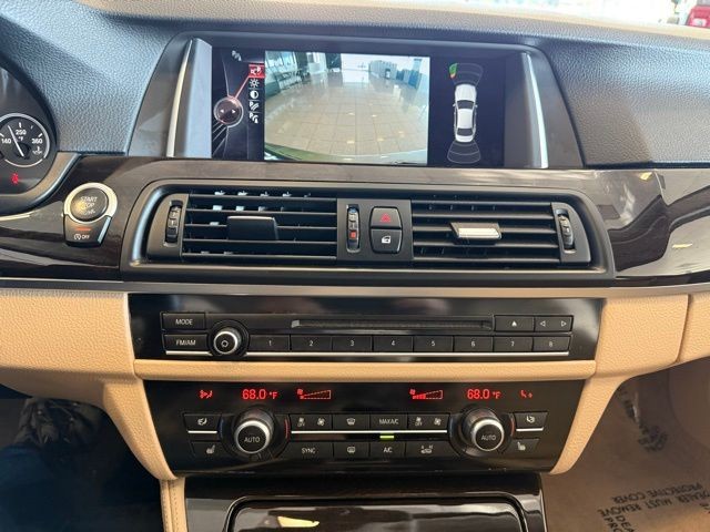 BMW 5 Series Vehicle Full-screen Gallery Image 15