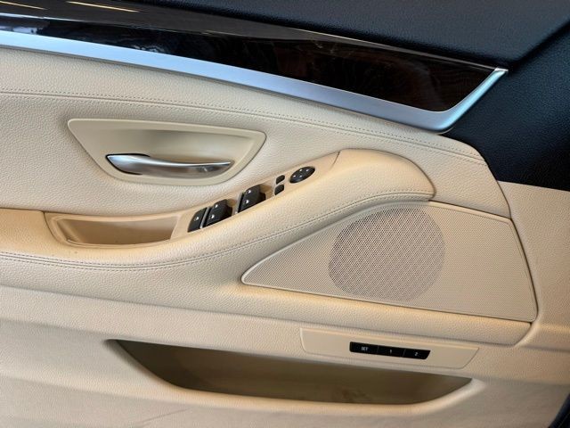 BMW 5 Series Vehicle Full-screen Gallery Image 19