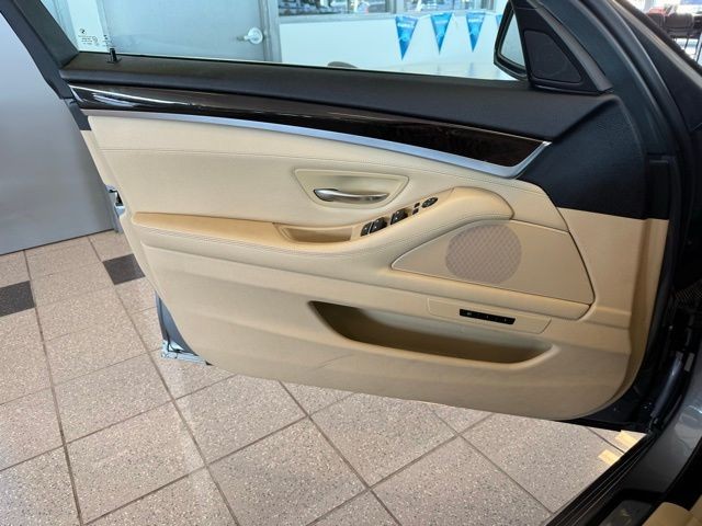 BMW 5 Series Vehicle Full-screen Gallery Image 20