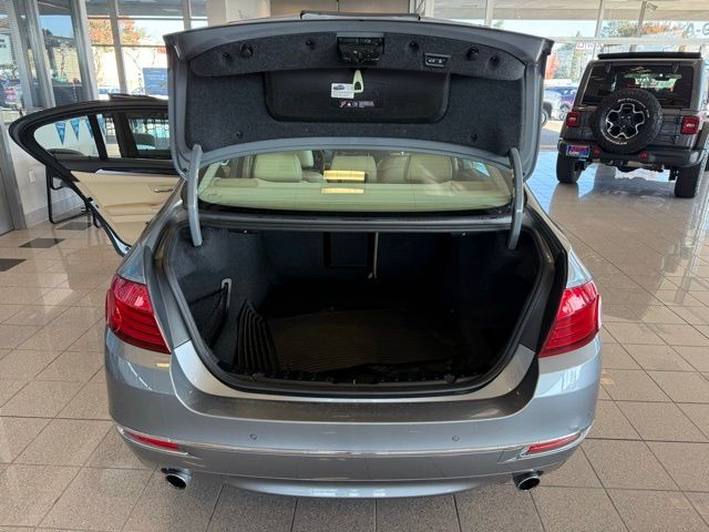 BMW 5 Series Vehicle Full-screen Gallery Image 22