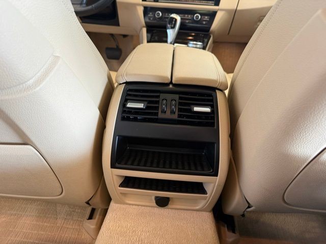 BMW 5 Series Vehicle Full-screen Gallery Image 24
