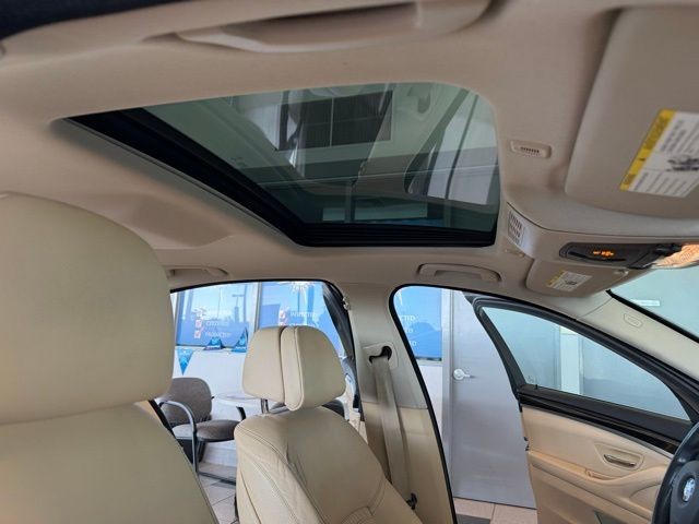 BMW 5 Series Vehicle Full-screen Gallery Image 26