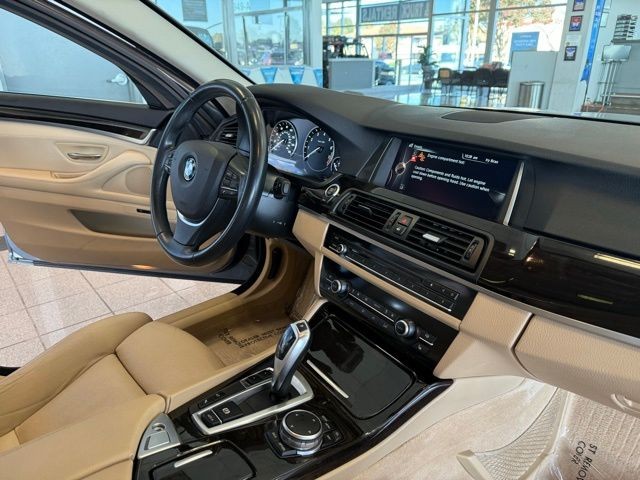 BMW 5 Series Vehicle Full-screen Gallery Image 27