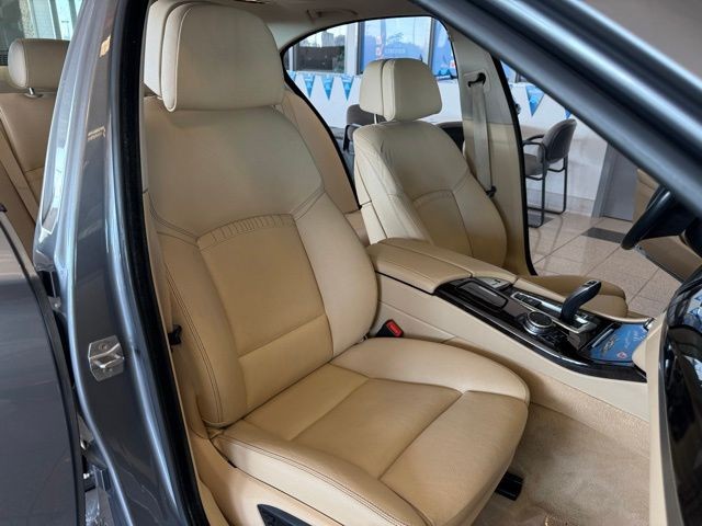 BMW 5 Series Vehicle Full-screen Gallery Image 28