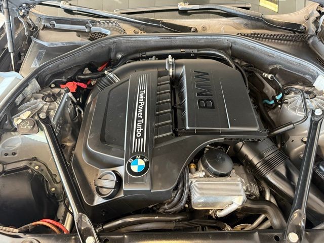 BMW 5 Series Vehicle Full-screen Gallery Image 29