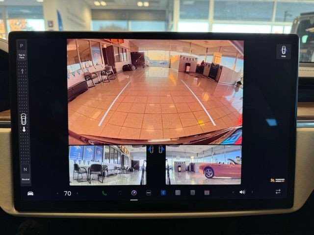 Tesla Model S Vehicle Full-screen Gallery Image 16